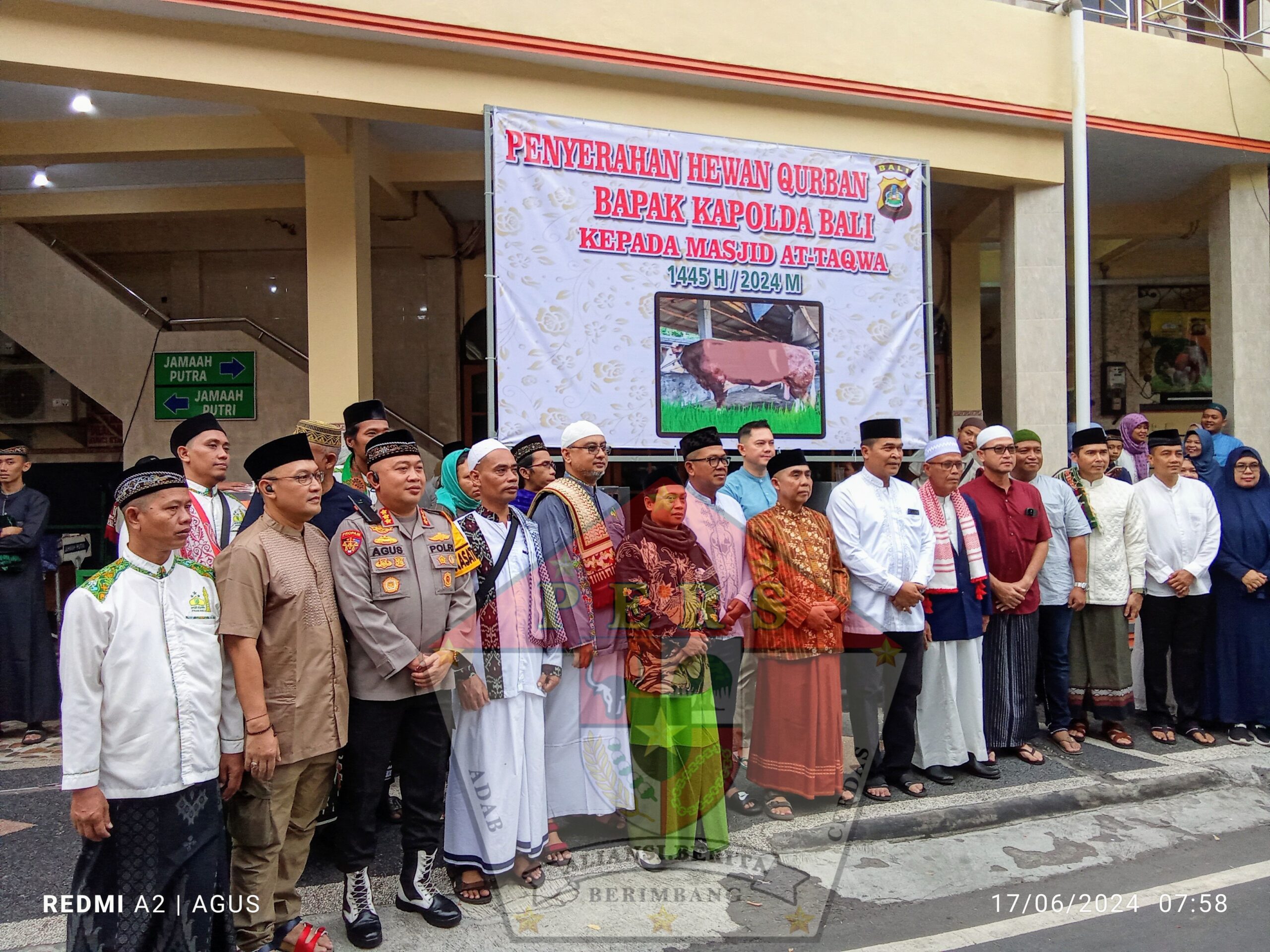 Kapolda Bali menyumbang Hewan Kurban saat Idul Adha 1445H.